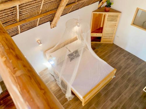 AborlanSurya Beach Resort Palawan的一间卧室配有一张塑料床