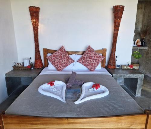 San IsidroBamboo Surf Beach的一间卧室配有两张床、毛巾和枕头