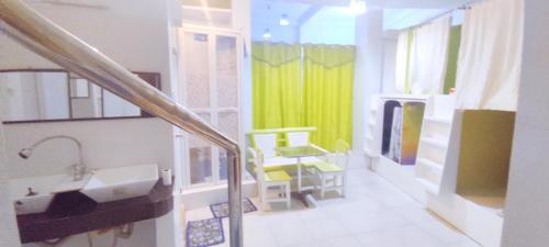 长滩岛HR's Residence的一间带水槽和绿色窗帘的浴室