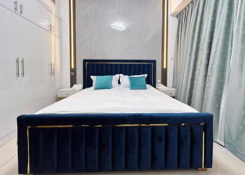 迪拜Lux High Rise Marina Apartment的卧室内的蓝色床和蓝色枕头