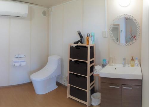 ItoshimaGlamping nijo in Itoshima - Vacation STAY 71943v的一间带水槽、卫生间和镜子的浴室
