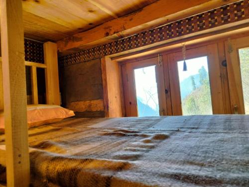 卡索尔Nomind Vibe的一间卧室设有一张床和一个大窗户