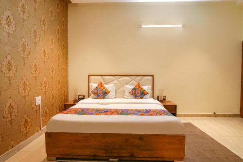 DorāhaFabHotel K9 Regency的一间卧室,卧室内配有一张大床