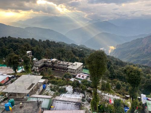 拉瓦格拉Hangkhim Homestay的享有以山脉为背景的城市美景