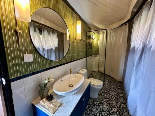 丹那拉打kMah@SomerMansion的一间带水槽、卫生间和镜子的浴室