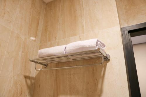 雅加达Grand Ametis Hotel Jakarta的浴室内毛巾架