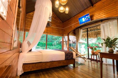 宁平Tam Coc Lion Kings Hotel & Resort的一间卧室配有一张床,并在一间客房内配有电视。