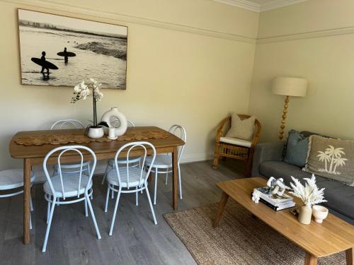 悉尼Little Manly 3 bedroom Oasis的客厅配有桌子和沙发
