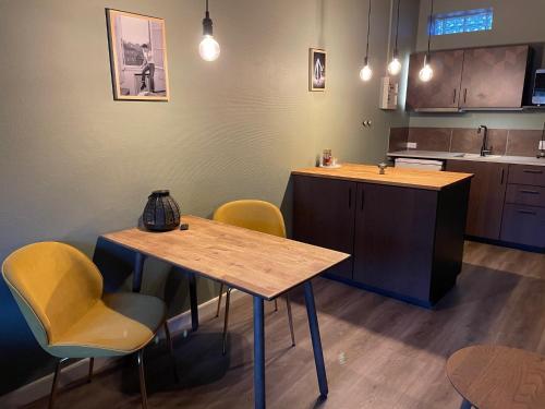 巴勒鲁普Jonstrupvejens Apartments Lejl C的一间厨房,里面配有桌椅