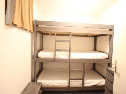尚鲁斯Appartement Chamrousse, 3 pièces, 6 personnes - FR-1-340-275的双层床间 - 带两张双层床
