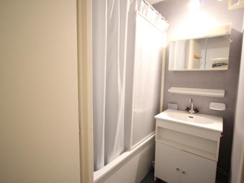 尚鲁斯Appartement Chamrousse, 3 pièces, 6 personnes - FR-1-340-275的一间带水槽和镜子的浴室