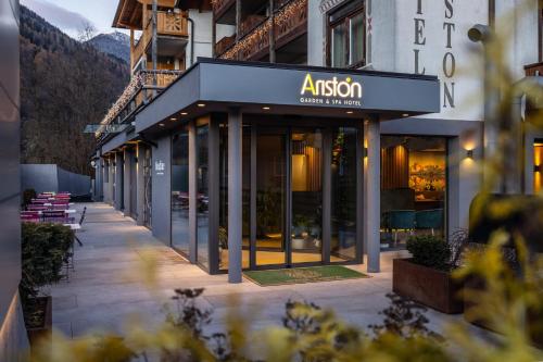 蒙克拉西科Hotel Ariston Garden & Spa的奥斯汀酒店建筑标志