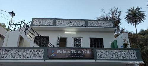 卜山Palms View Villa的前面有标志的白色房子