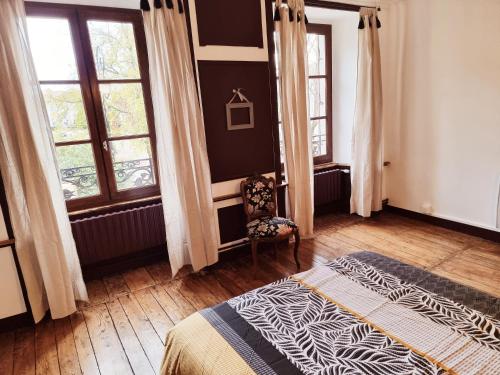 贝拉克Prestigieuse Résidence : N° 1 (2 chambres spacieuses)的一间卧室配有一张床、一把椅子和窗户。