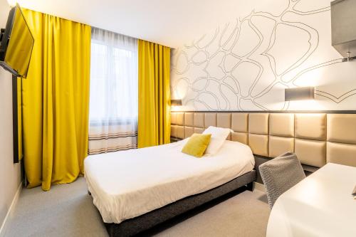南特阿斯托里亚酒店的酒店客房,设有床和黄色窗帘