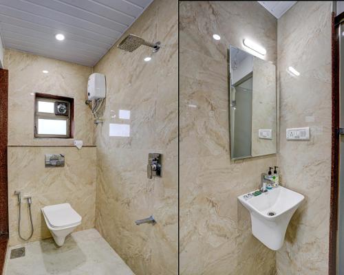 孟买Kiwi International,Hotel,Mumbai的带淋浴、卫生间和盥洗盆的浴室