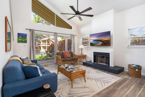 唯客乐渡假村Big Island Waikoloa Hills 1304 condo的客厅设有蓝色的沙发和壁炉