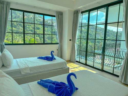 沙拉海滩Reggae Garden Villas的两张床铺,房间有两个天鹅
