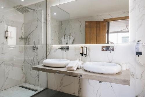 达赫拉Bavaro Beach Dakhla的白色的浴室设有两个盥洗盆和镜子