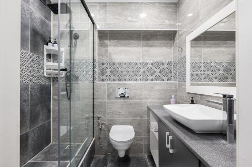 阿拉木图One Bedroom Apartment Next To Arbat In The Heart of Almaty的浴室配有卫生间、盥洗盆和淋浴。