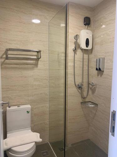 金边ZX Service Apartment的浴室设有玻璃淋浴间和卫生间