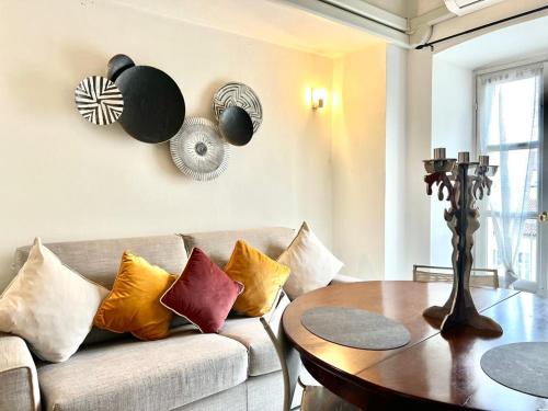 阿斯蒂ComeCasa Alfieri Elegant Apartment的带沙发和木桌的客厅