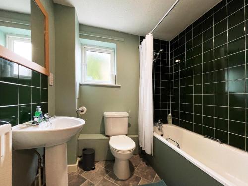 伦敦Rebecca's Place at Whitechapel的浴室配有盥洗盆、卫生间和浴缸。