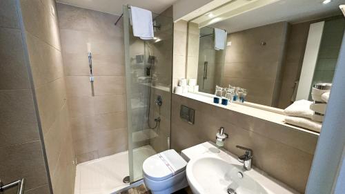 佩特罗瓦纳莫鲁卡斯特拉斯特瓦酒店的带淋浴、盥洗盆和卫生间的浴室
