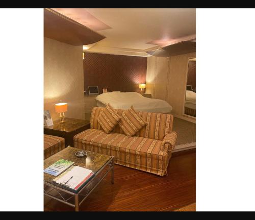 Ichiharaラフォーレ的酒店客房,配有床和沙发