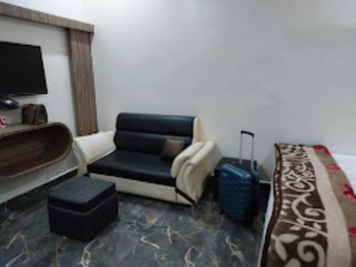 SāgarHotel 100 Blu Madhya Pradesh的带沙发、椅子和床的房间