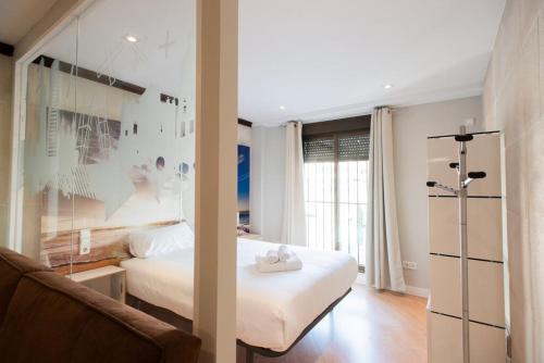 马德里Homelikes Madrid的一间卧室配有一张床和一个沙发
