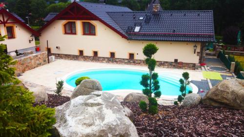 Poddubí卡利斯特庄园酒店 的庭院中带游泳池的房子