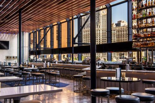 芝加哥芝加哥凯悦酒店的大楼内带凳子和桌子的酒吧