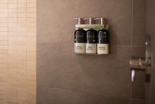西雅图橄榄8号凯悦酒店的浴室墙上挂着两瓶葡萄酒