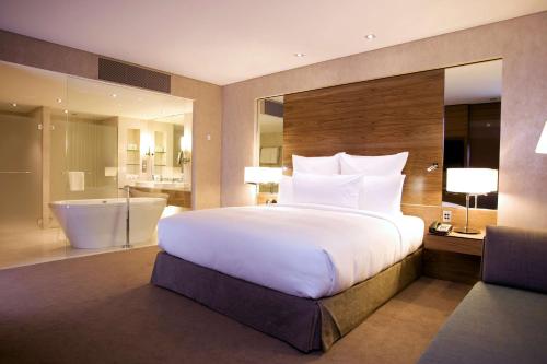 布里斯班布里斯班希尔顿酒店的一间带白色大床的卧室和一间浴室