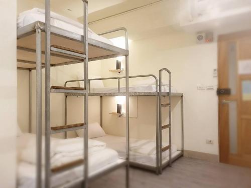 台北客憩旅宿的一间房间,设有三张双层床