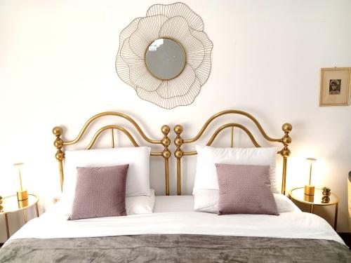 萨萨里莱特莱斯塔西维特住宿加早餐旅馆的卧室配有一张壁挂镜子的床