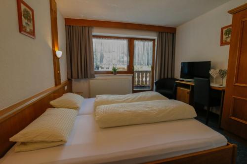 考恩台尔Hotel Tia Apart的酒店客房配有两张床和一张书桌
