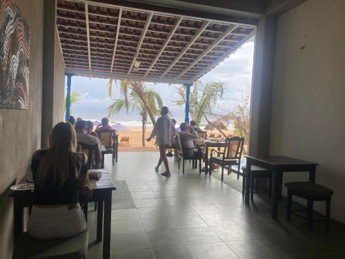 南塔拉拉塔拉拉湾海滩酒店的一群坐在餐厅桌子上的人