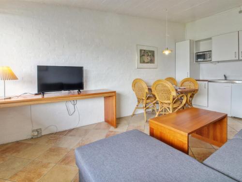 拉科克Apartment Gunnlaug - 500m from the sea in Western Jutland by Interhome的客厅配有桌椅和电视。