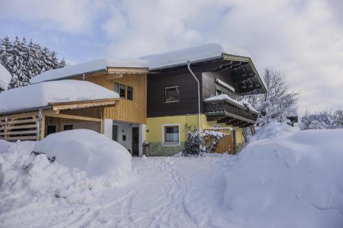 韦斯滕多夫Latina II的积雪覆盖的房屋