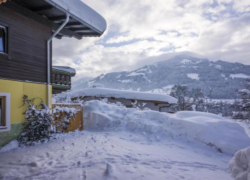 韦斯滕多夫Latina II的一座雪覆盖的房子,背景是一座山