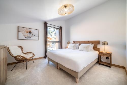 莱热Apartment Clematis Les Gets- BY EMERALD STAY的卧室配有床、椅子和窗户。