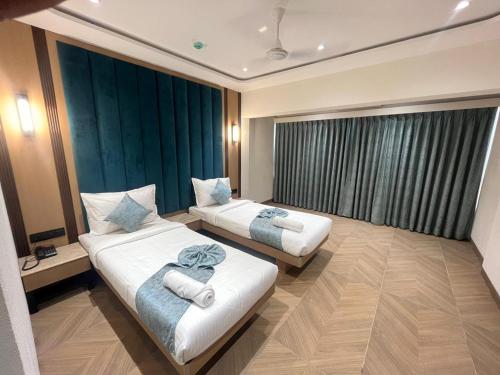Vasco Da GamaHOTEL SUPREME (VASCO)的酒店客房,配有两张带毛巾的床