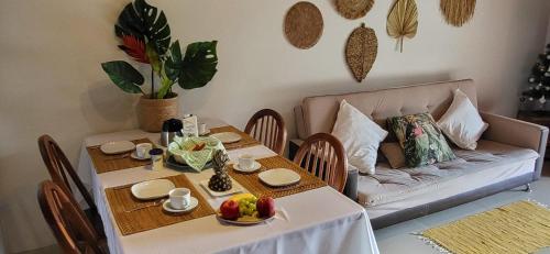 因巴塞Casa noites tropicais的客厅配有一张沙发的桌子