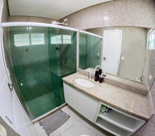 嘎林海斯港casa de veraneio - casa 9 - condomínio azul mar - Porto de Galinhas的带淋浴、盥洗盆和镜子的浴室
