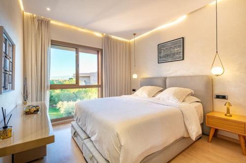 马拉喀什PO 10 by Majestic Properties的一间卧室设有一张大床和一个大窗户