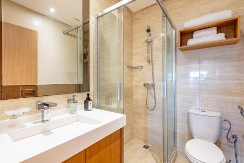 马拉喀什PO 10 by Majestic Properties的一间带水槽和淋浴的浴室