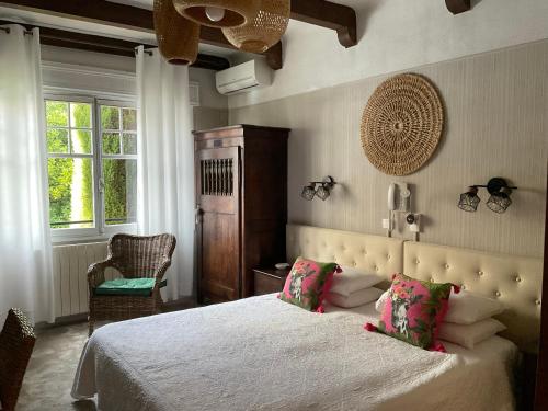 胡安莱潘玛尔乔莱娜酒店的一间卧室设有一张大床和一个窗户。