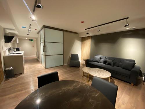 伦敦Goodwin St的客厅配有沙发和桌子